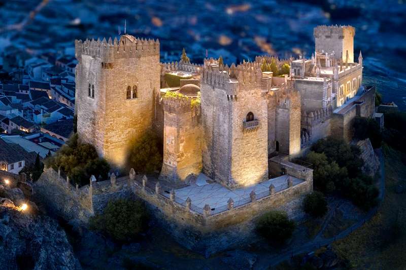 Castillo de Almodóvar de noche iluminado