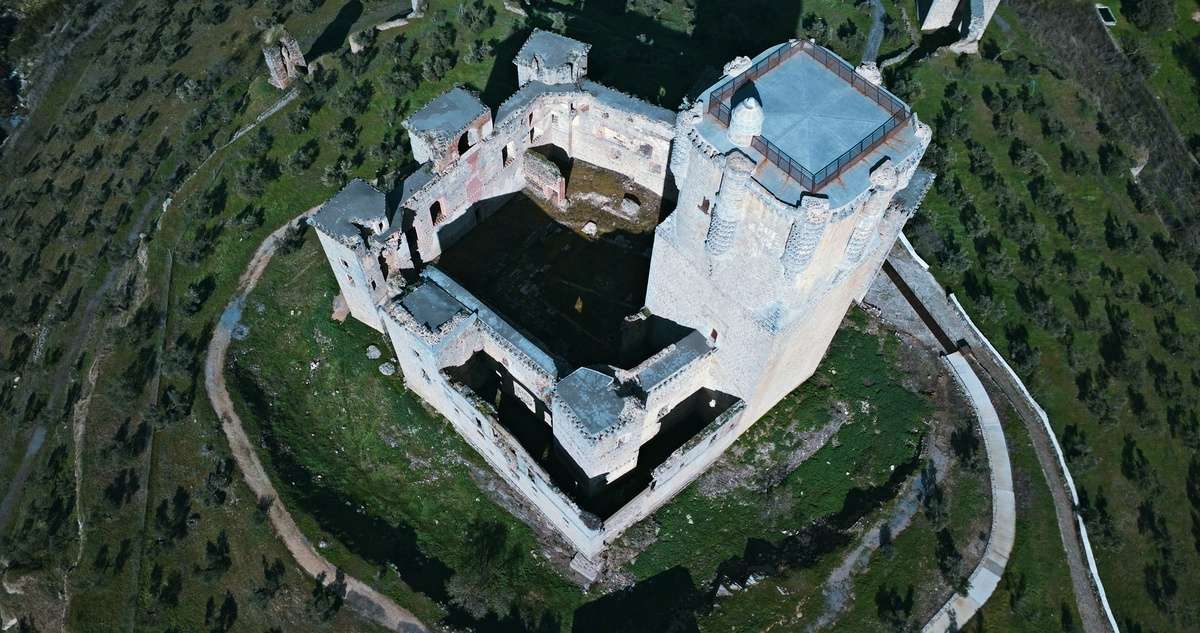Vista imponente del Castillo de Belalcázar